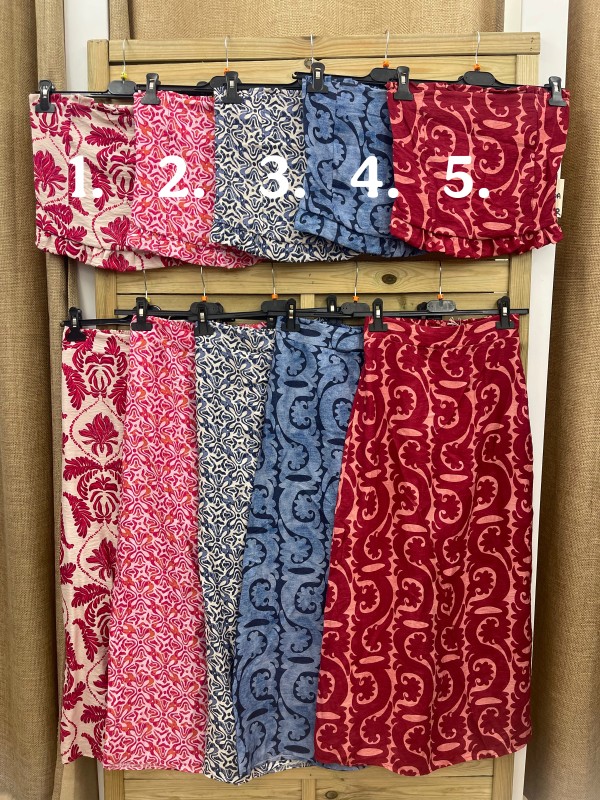 Conjunto Sofia con top palabra y falda 2