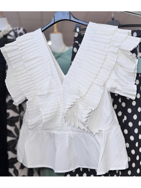 Top escote en pico con triple volante 2