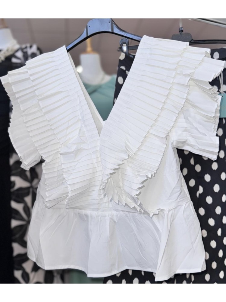 Top escote en pico con triple volante