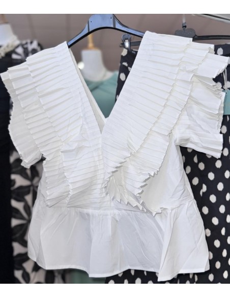 Top escote en pico con triple volante