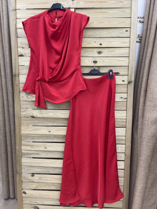 Conjunto de satén de top nudo y falda midi 2
