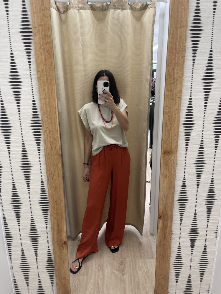 Pantalon recto con bajo de saten