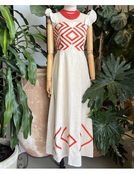 Vestido bordado étnico en pecho y bajo