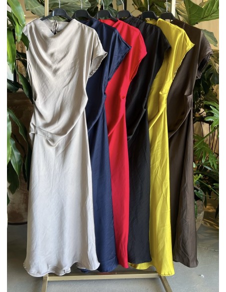 Vestido saten hombros asimétricos con drapeado en cintura