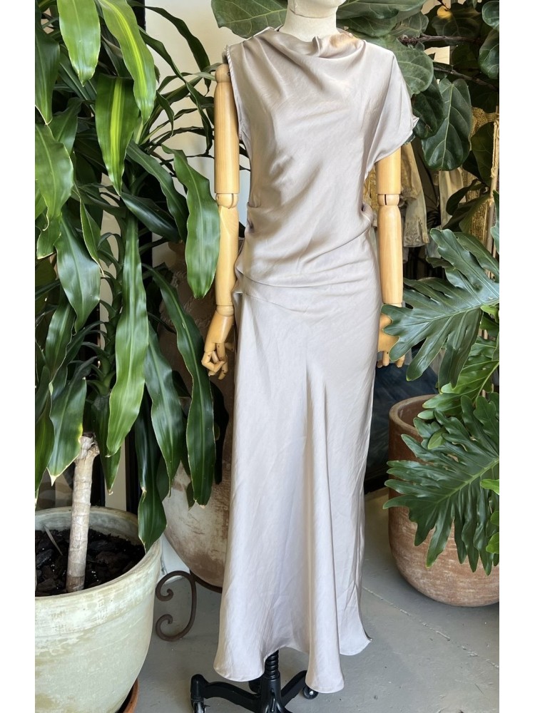 Vestido saten hombros asimétricos con drapeado en cintura