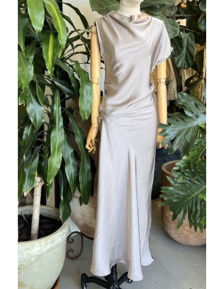 Vestido saten hombros asimétricos con drapeado en cintura