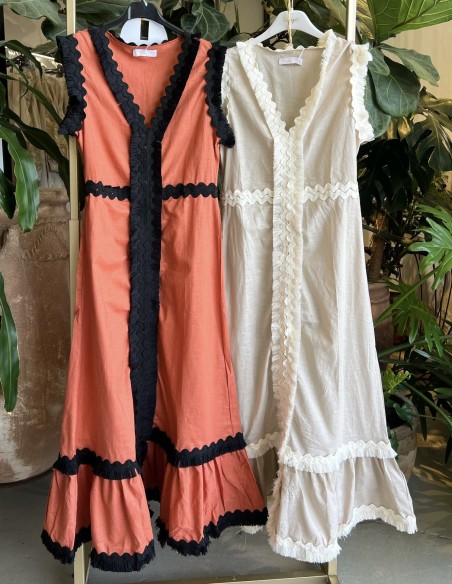 Vestido liso con detalles de sandunga y flecos