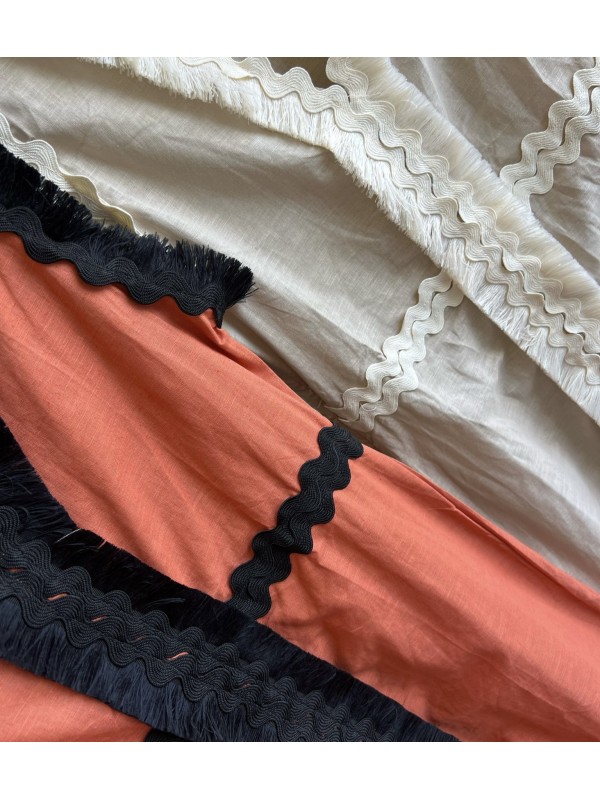 Vestido liso con detalles de sandunga y flecos 2