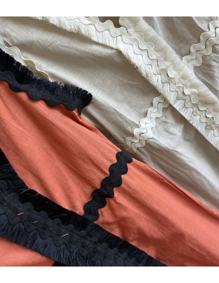 Vestido liso con detalles de sandunga y flecos