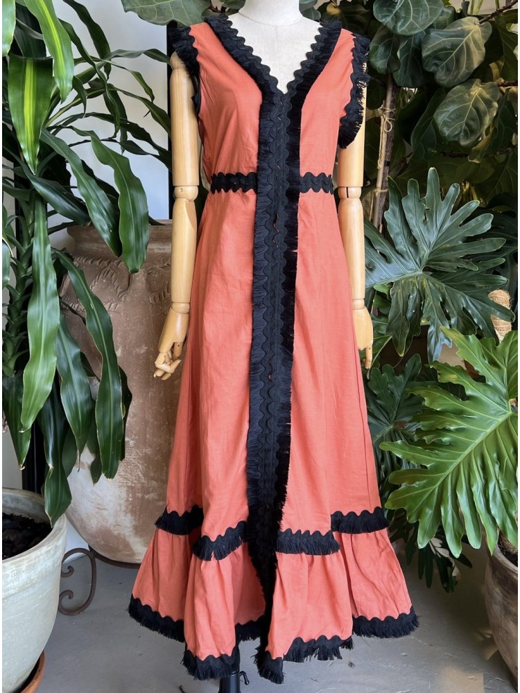 Vestido liso con detalles de sandunga y flecos