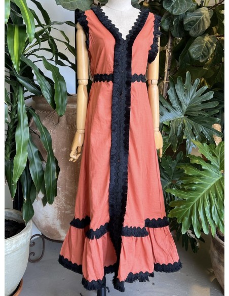 Vestido liso con detalles de sandunga y flecos