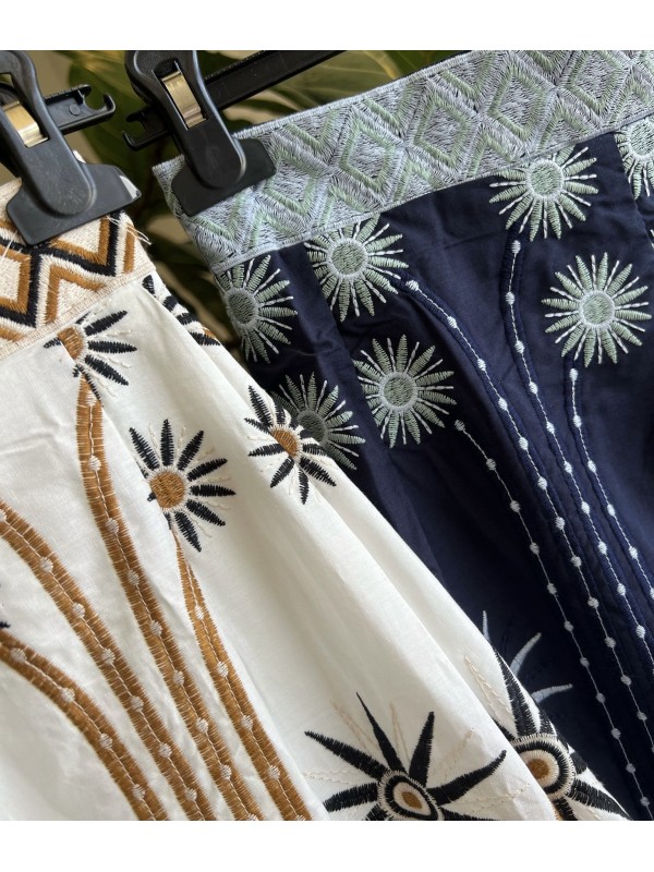 Falda midi detalles soles bordados 2