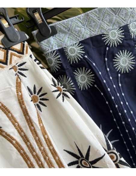 Falda midi detalles soles bordados