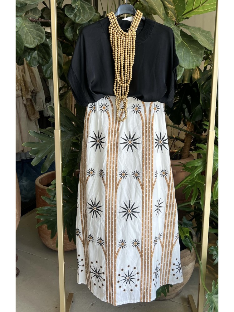 Falda midi detalles soles bordados