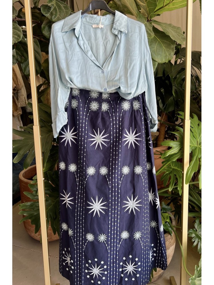 Falda midi detalles soles bordados