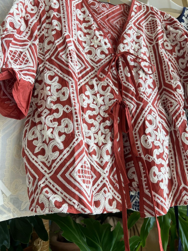 Sobrecamisa bordado crudo con triple lazo