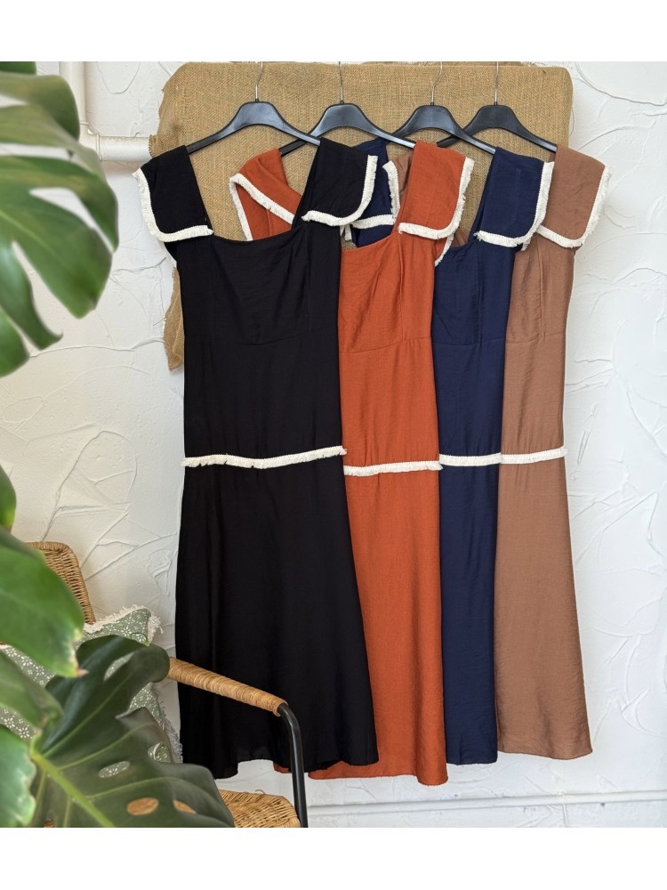 Vestido liso detalle flequitos en hombros y caderas