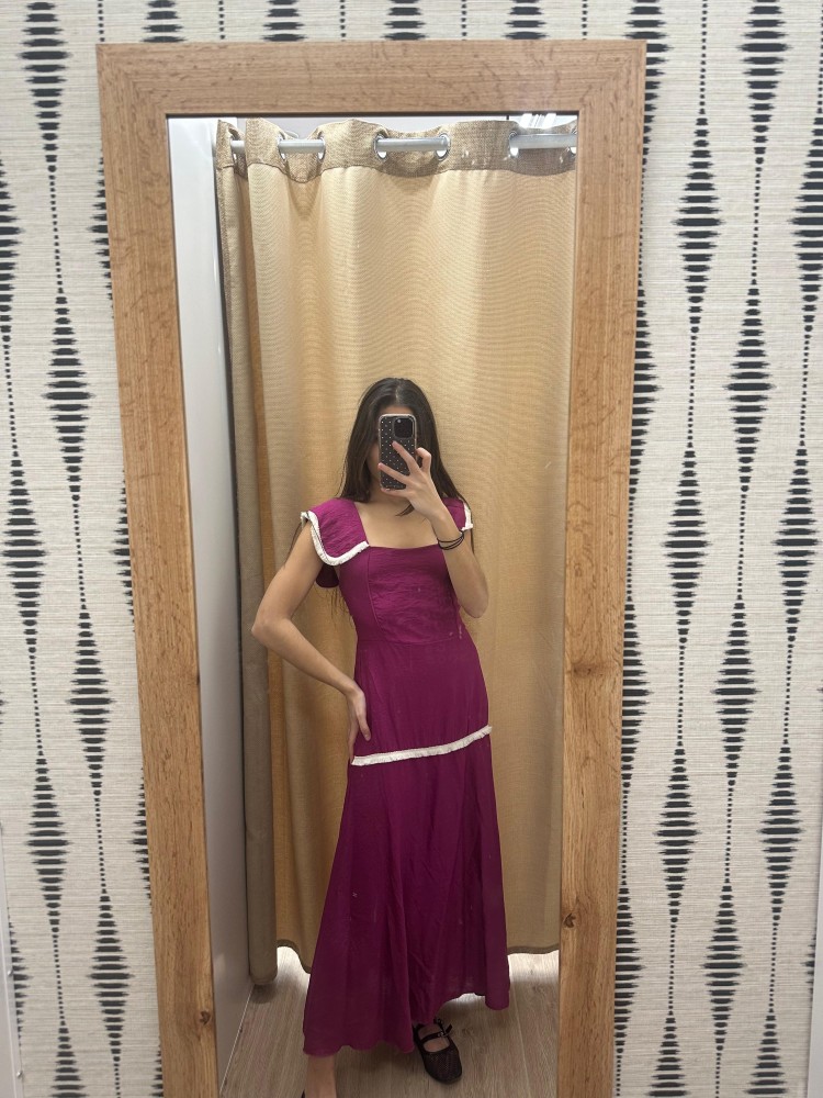 Vestido liso detalle flequitos en hombros y caderas