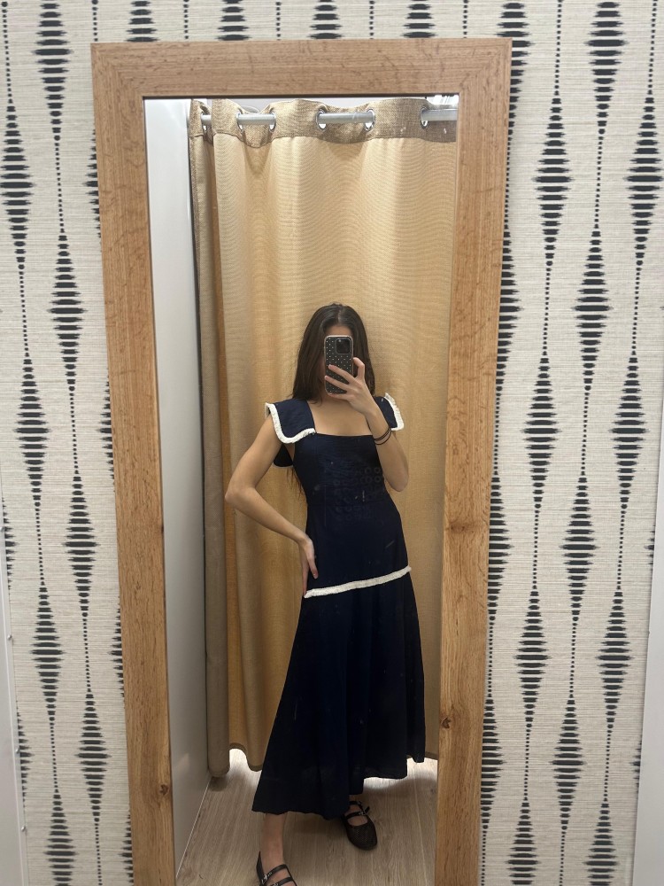 Vestido liso detalle flequitos en hombros y caderas