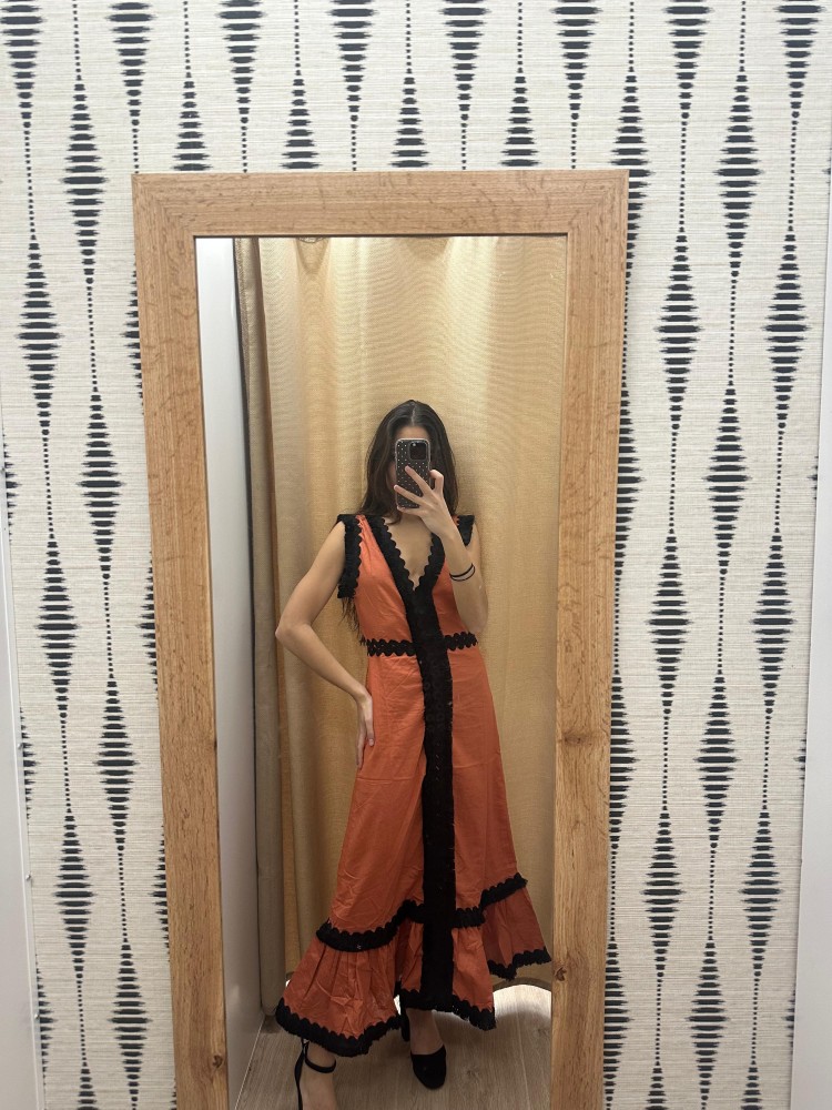 Vestido liso con detalles de sandunga y flecos