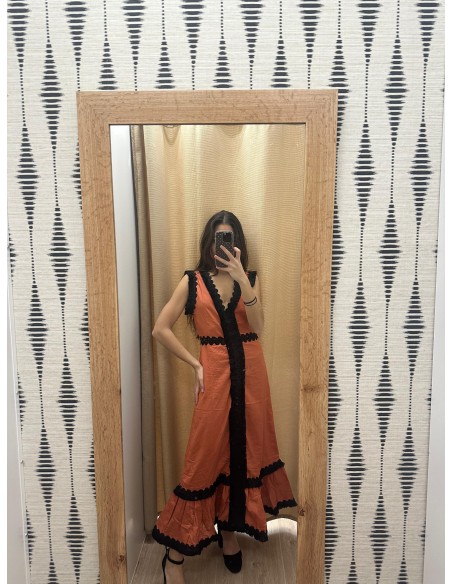 Vestido liso con detalles de sandunga y flecos