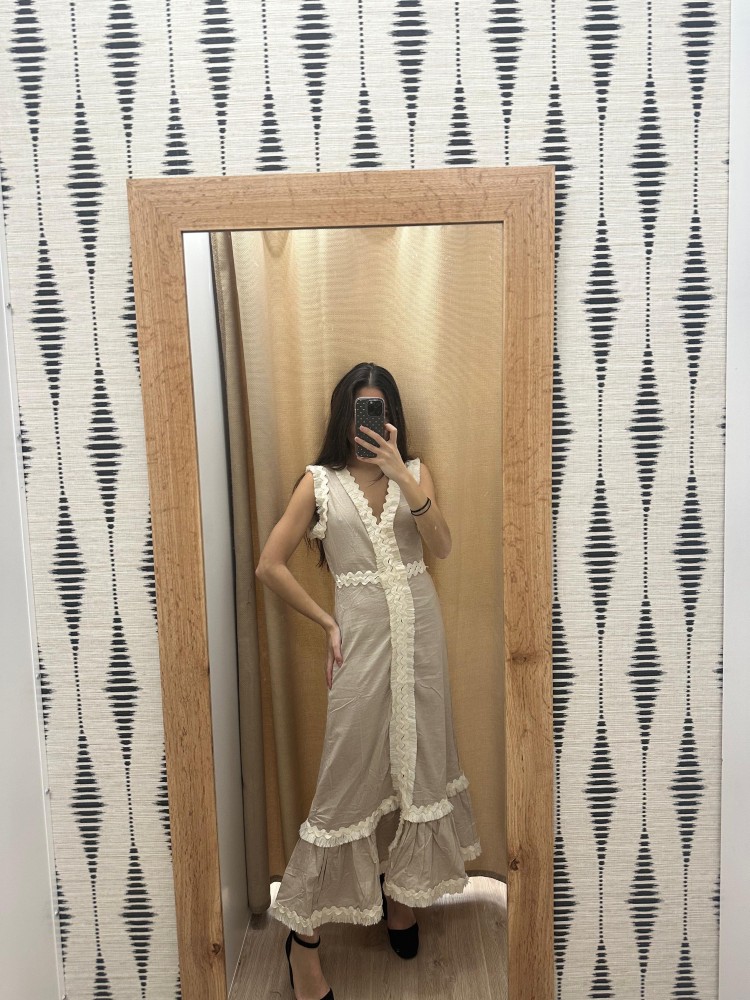 Vestido liso con detalles de sandunga y flecos