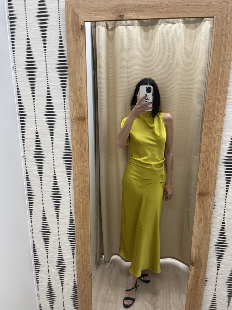 Vestido saten hombros asimétricos con drapeado en cintura