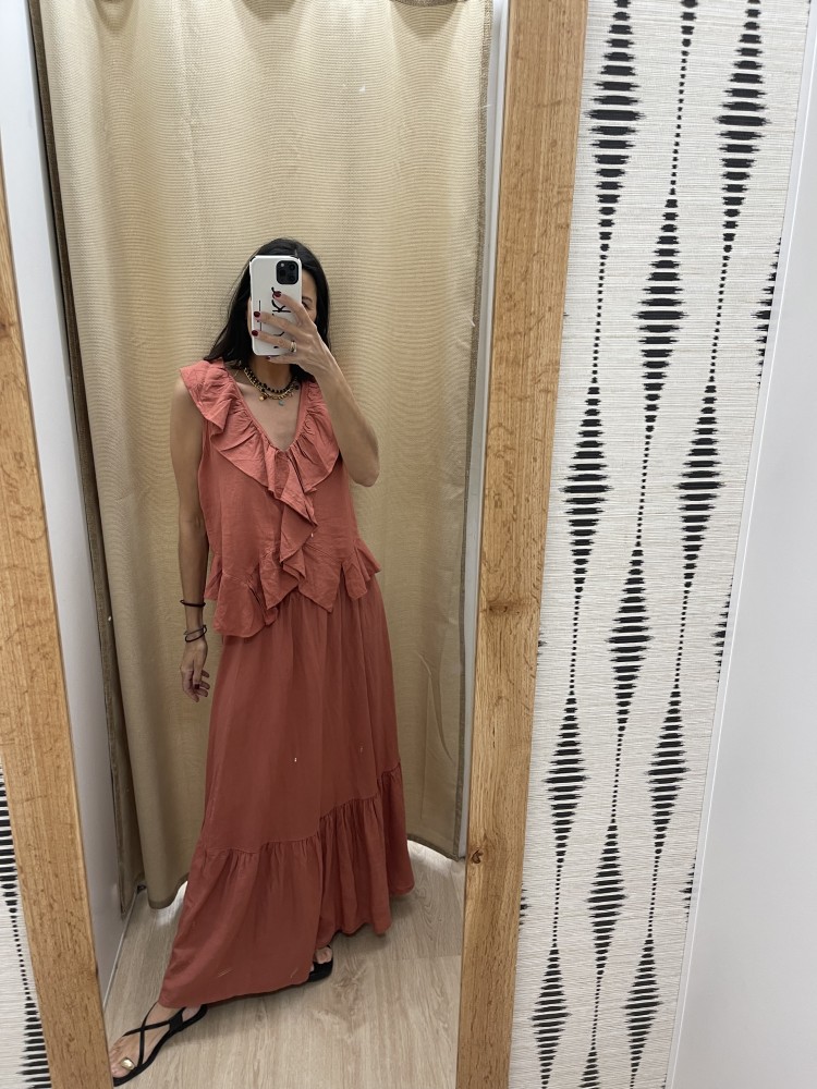 Top suelto con volante delantero y en cintura