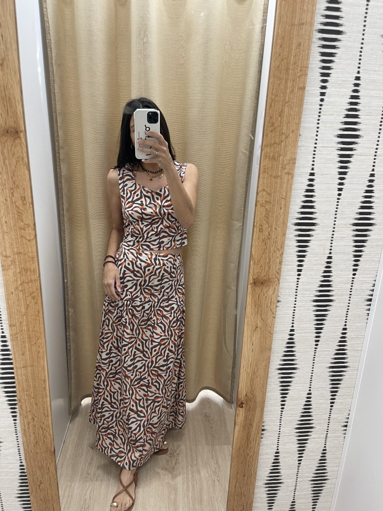 Conjunto laberinto de top de sisa y falda midi corte en cadera