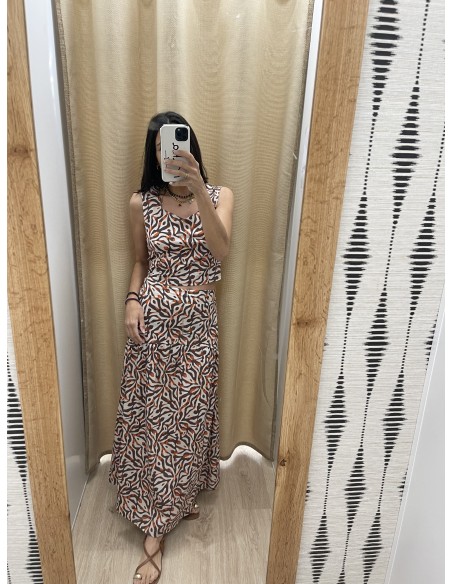 Conjunto laberinto de top de sisa y falda midi corte en cadera