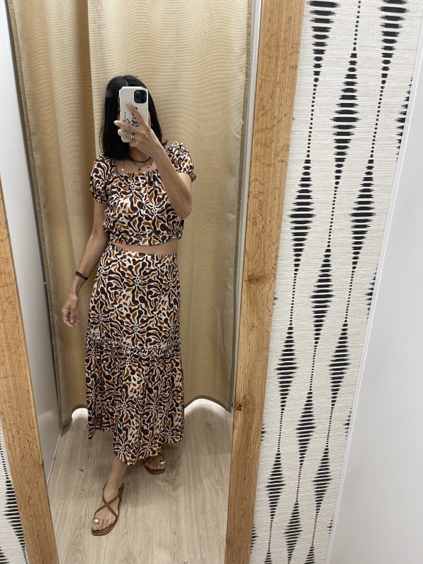 Conjunto laberinto de top manga abullonada y falda midi detalle volantito 2