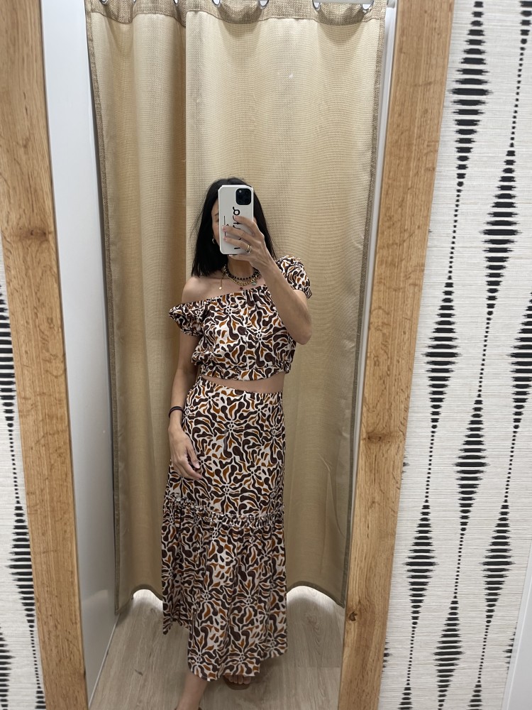 Conjunto laberinto de top manga abullonada y falda midi detalle volantito