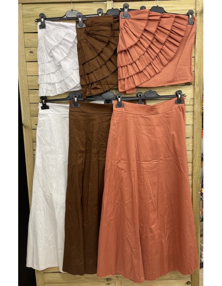 Conjunto de top palabra volantes en diagonal y falda midi