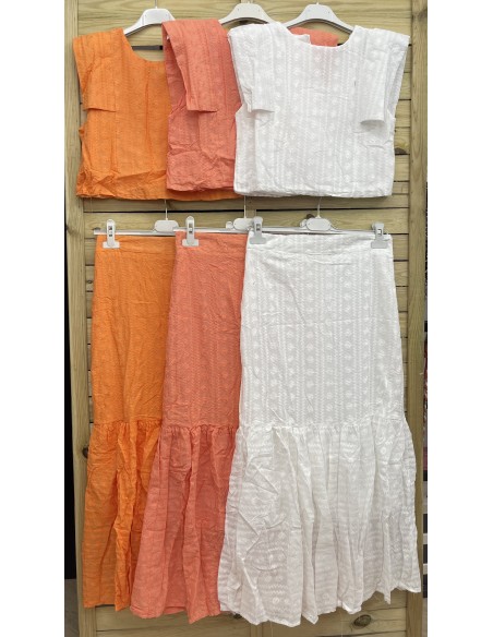 Conjunto bordado liso de top de sisa y falda con corte