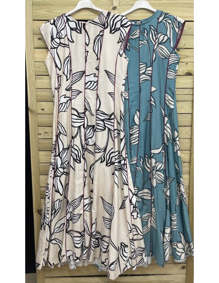 Vestido estampado evasé con líneas verticales burdeos