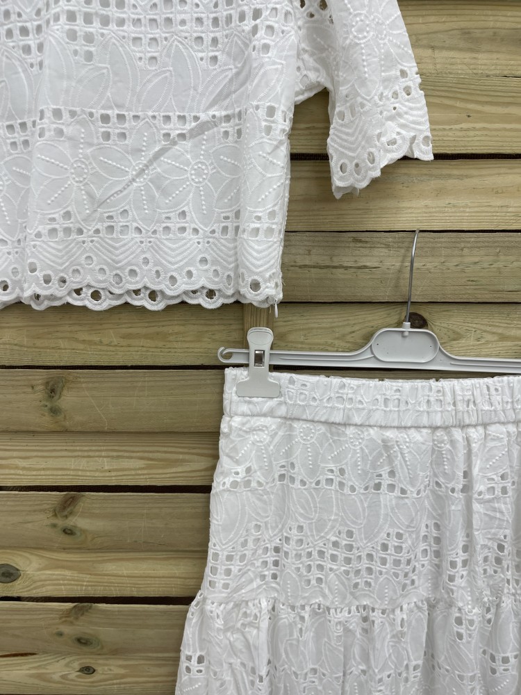 Conjunto brocado de top de manga corta y falda
