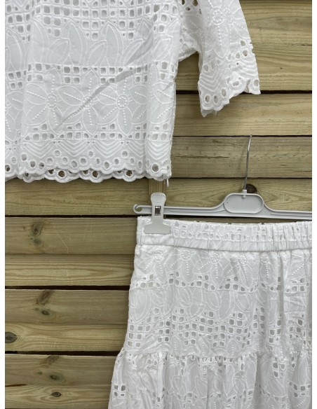 Conjunto brocado de top de manga corta y falda