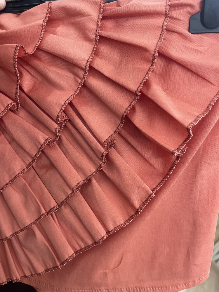 Conjunto de top palabra volantes en diagonal y falda midi