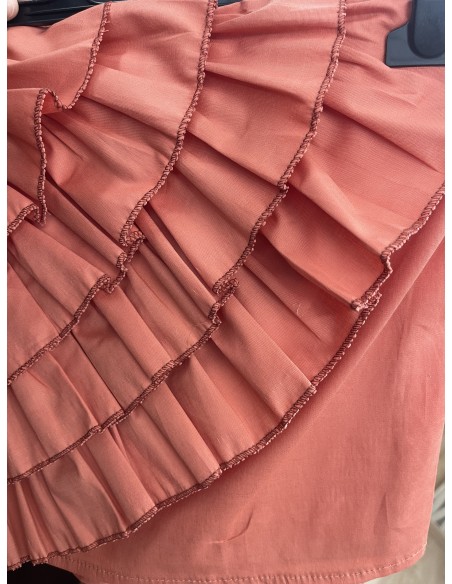 Conjunto de top palabra volantes en diagonal y falda midi