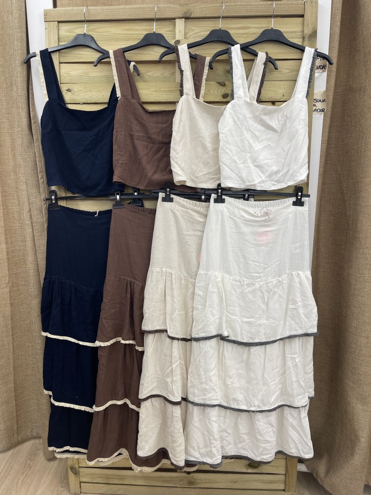 Conjunto liso de top y falda detalle flequitos