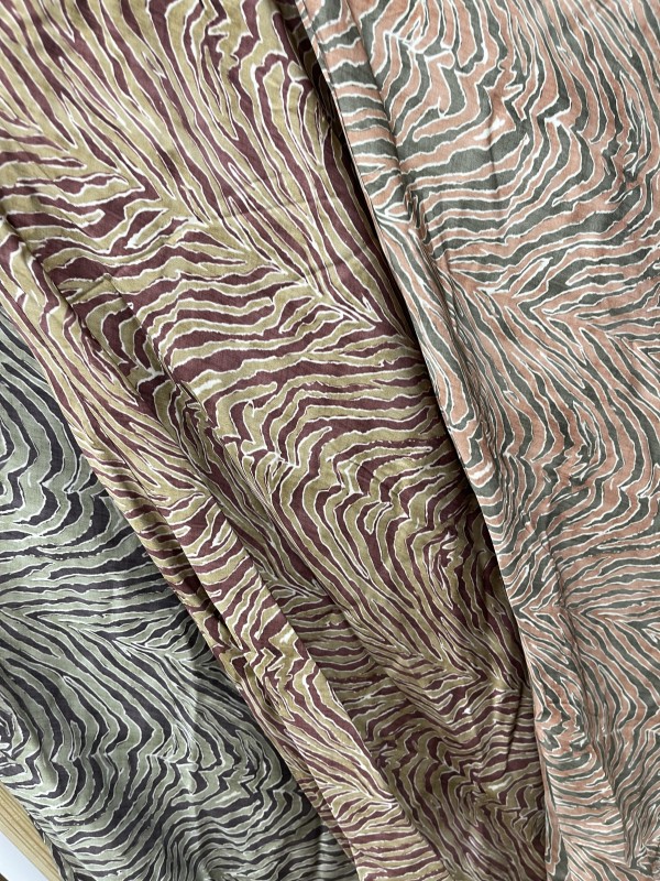 Falda midi efecto print 2