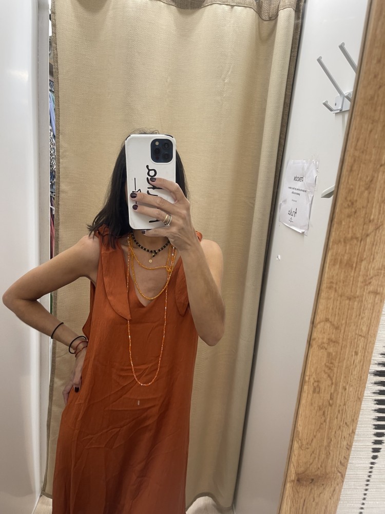 Vestido largo liso con nudo en sisa