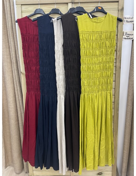 Vestido largo liso de sisa con cuerpo fruncido