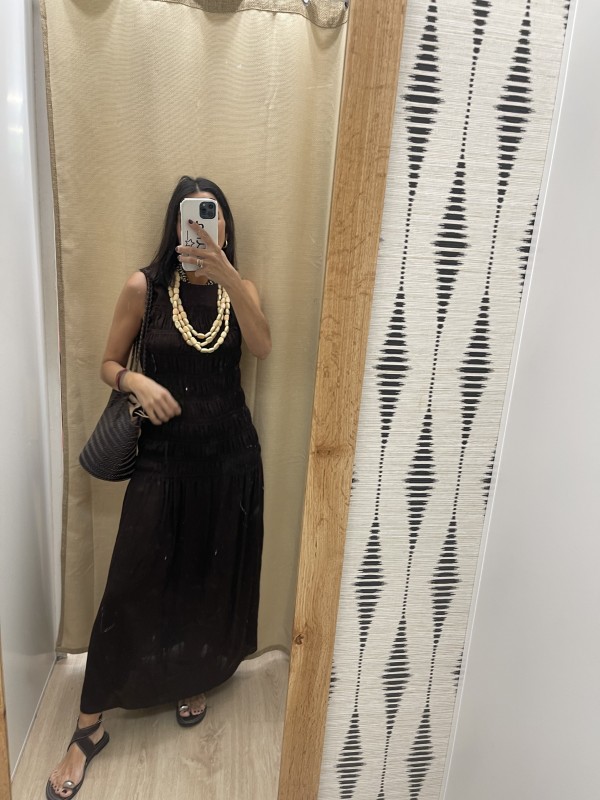 Vestido largo liso de sisa con cuerpo fruncido 2