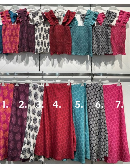 Conjunto estampado de top fruncido maxi sisa y falda midi