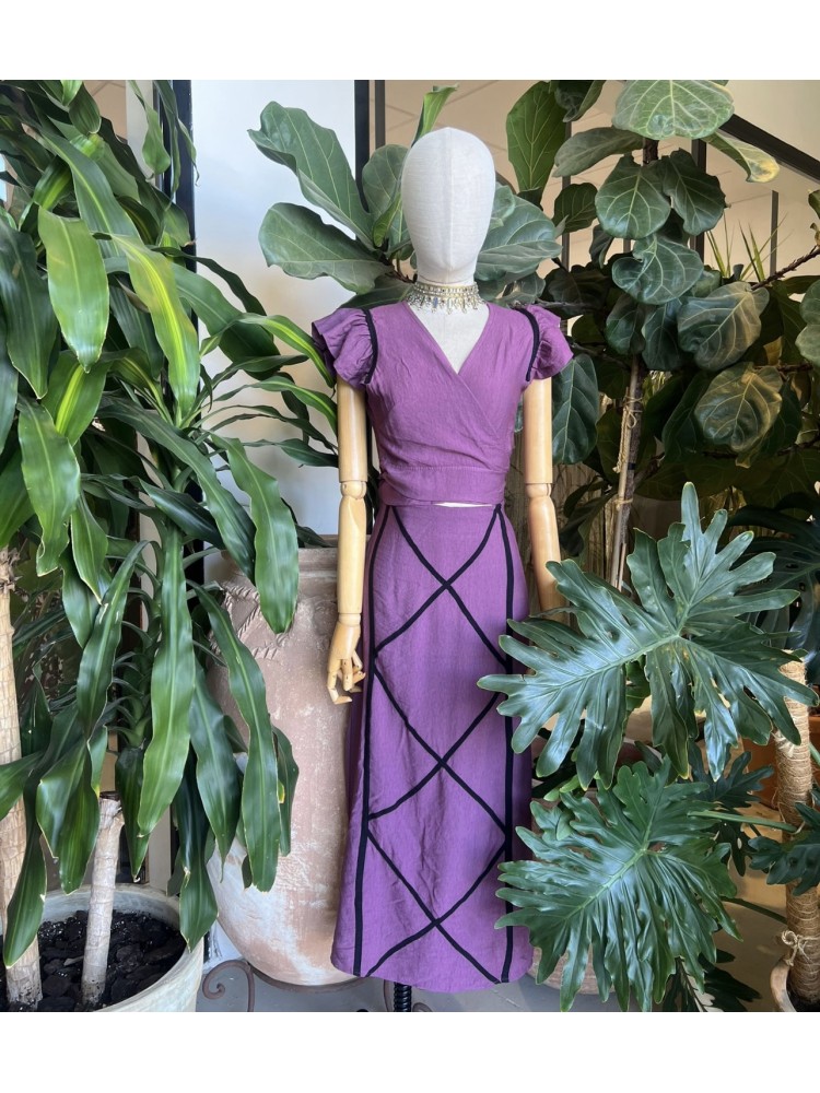 Conjunto de top cruzado y falda líneas en rombo