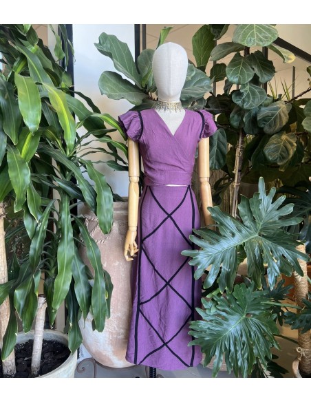 Conjunto de top cruzado y falda líneas en rombo