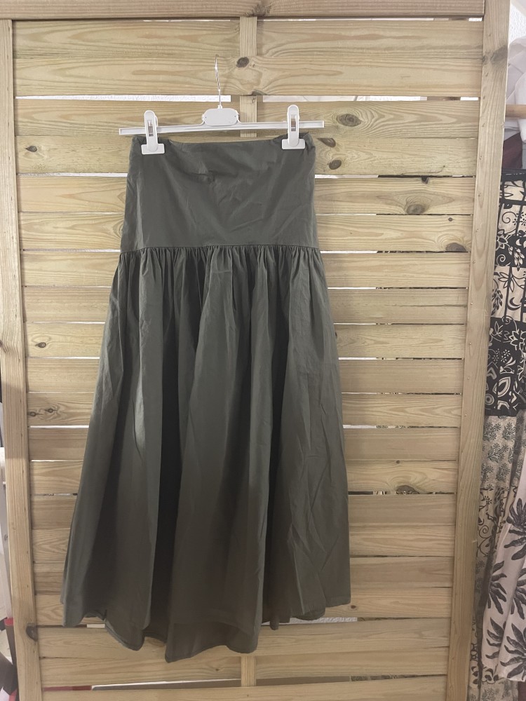 Falda midi con corte en cadera y vuelo