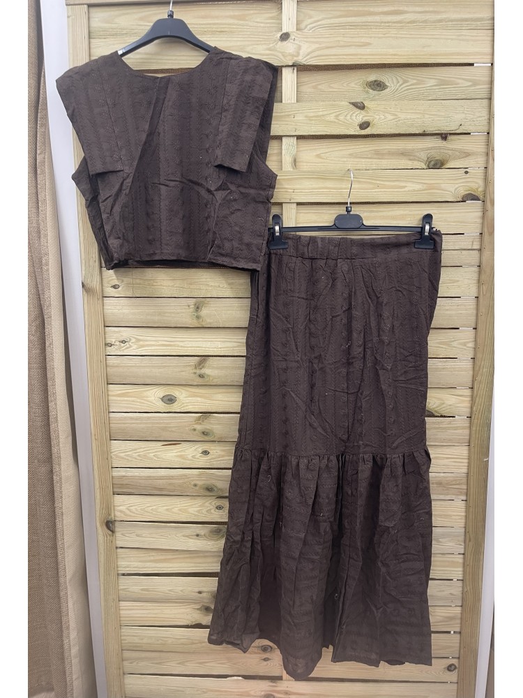 Conjunto bordado liso de top de sisa y falda con corte