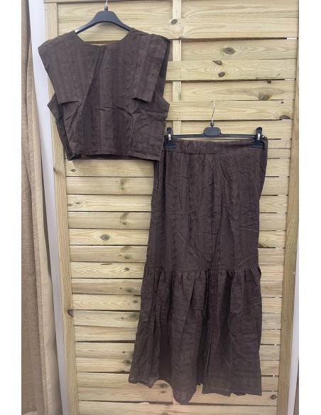 Conjunto bordado liso de top de sisa y falda con corte